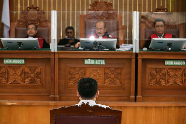 Terdakwa kasus perintangan proses penyidikan terkait pengusutan pembunuhan berencana Nofriansyah Yosua Hutabarat atau Brigadir J,  Arif Rachman Arifin menjalani sidang vonis di Pengadilan Negeri Jakarta Selatan, Kamis (23/2/2023).