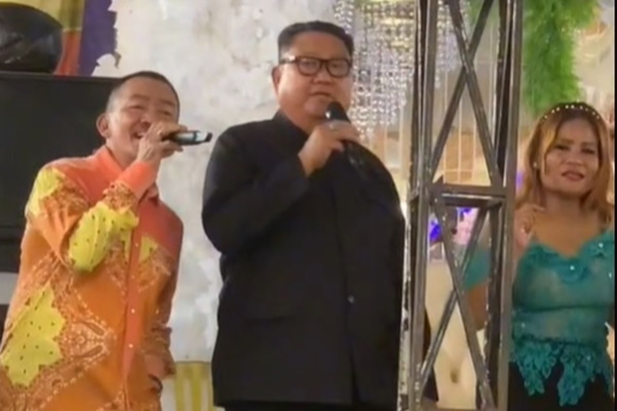 Video viral pria mirip Kim Jong Un menyanyi dangdut di acara pernikahan menjadi perbincangan warganet. Video direkam pada 8 Mei 2022. Laki-laki mirip Pemimpin Korea Utara itu bernama Wakacung Tanaraya, seorang warga Kota Lubuklinggau, Sumatera Selatan.