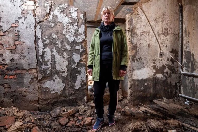 Rumah Liubov Smyrnova yang hancur terletak sebelas mil dari perbatasan baru Rusia.