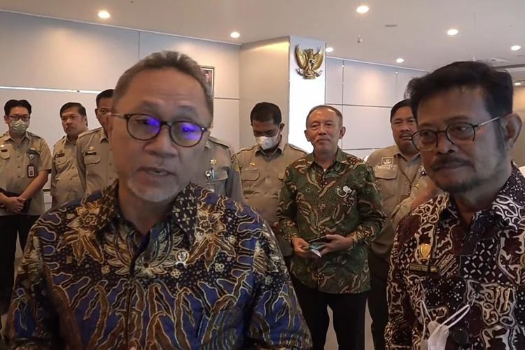 Menteri Perdagangan (Mendag) Zulkifli Hasan berkunjung ke kantor Menteri Pertanian Syahrul Yasin Limpo, Senin (20/6/2022) di Ragunan, Pasar Minggu, Jakarta Selatan. (Tangkapan layar youtube Kementan)