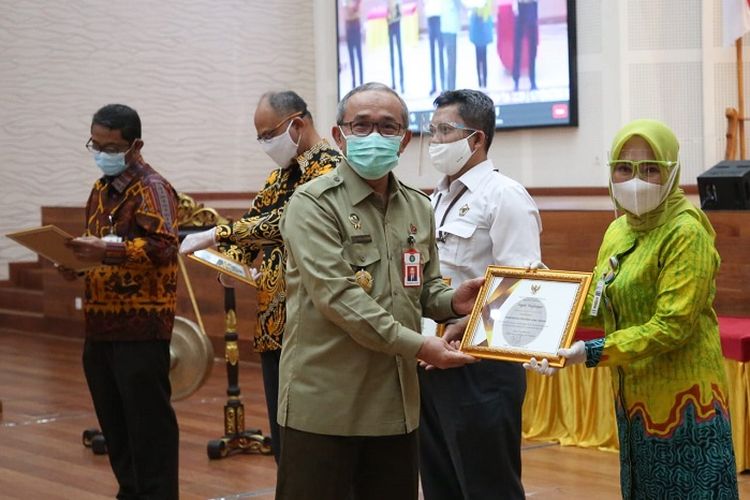 Sekretaris Utama BSSN Syahrul Mubarak, saat menyerahkan pernghargaan Profil Identifikasi Kerentanan dan Penilaian Risiko Terbaik Sektor Pemerintah 2020 kepada Kepala Diskominfo Jateng Riena Retnaningrum, di Auditorium Kantor BSSN, Senin (9/11/2020).