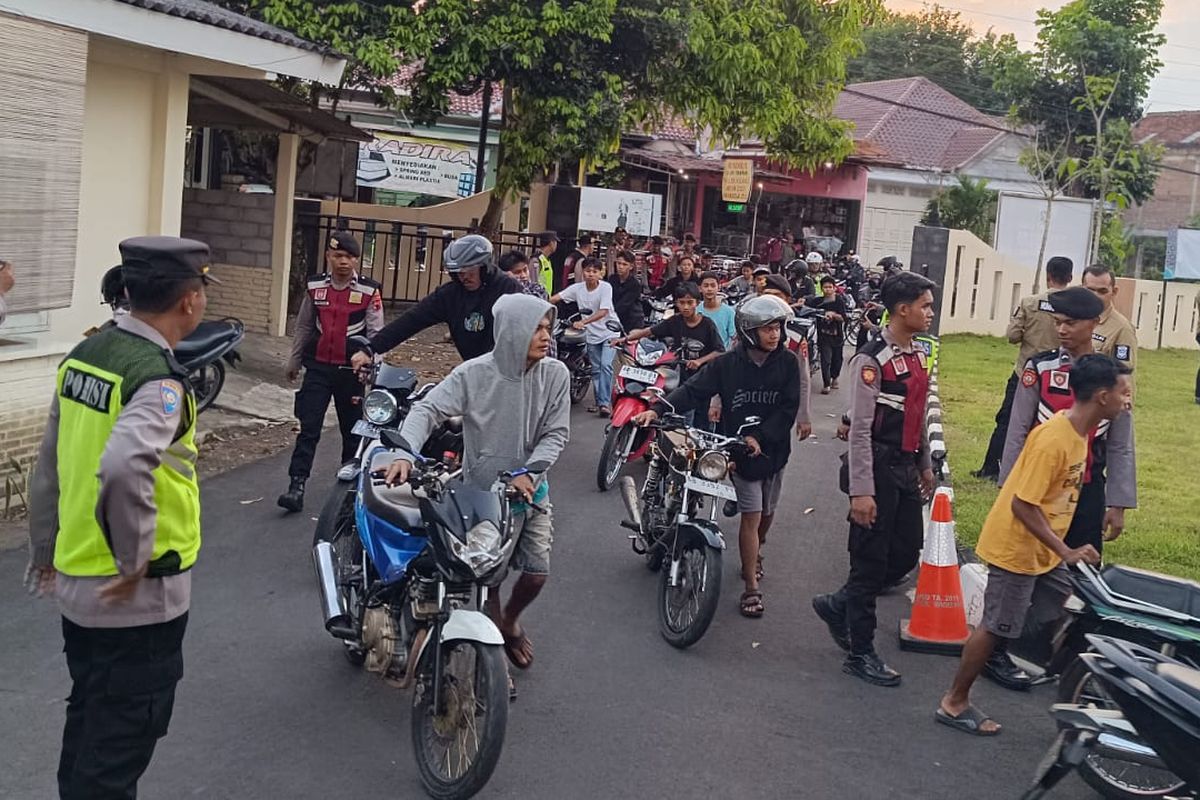 Para warga yang terjaring operasi balap liar di Polsek Borobudur, Magelang, Rabu (20/3/2024).