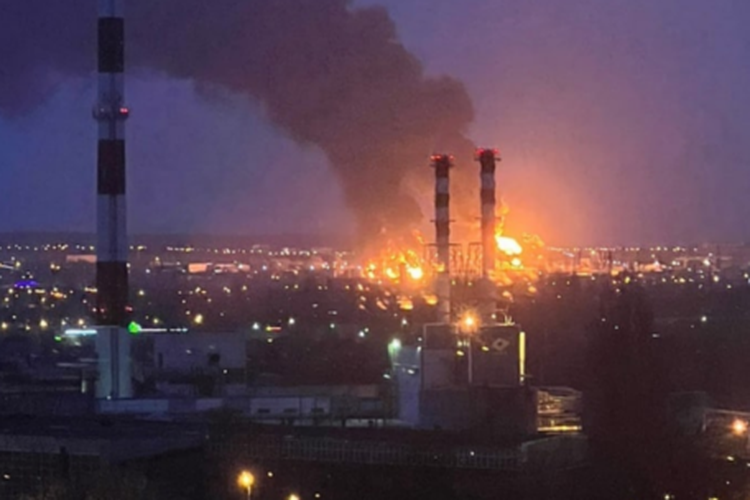 Kebakaran besar terjadi di fasilitas penyimpanan minyak di Kota Belgorod, Rusia, pada Jumat (1/4/2022) pagi waktu setempat.