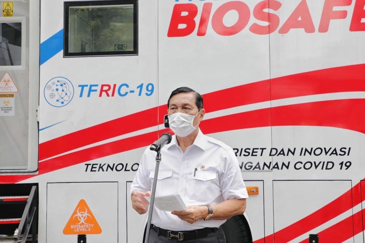 Menko bidang Kemaritiman dan Investasi Luhut Binsar Pandjaitan memberikan sambutan dalam peninjauan serta peresmian Mobile Lab Bio Safety Level 2 di Halaman BPPT, Jakarta, Senin (25/1/2021).