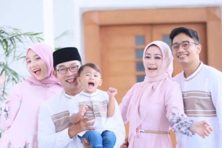 Gubernur Jawa Barat Ridwan Kamil saat berfoto bersama merayakan Idul Fitri 2022 di Bandung. 
