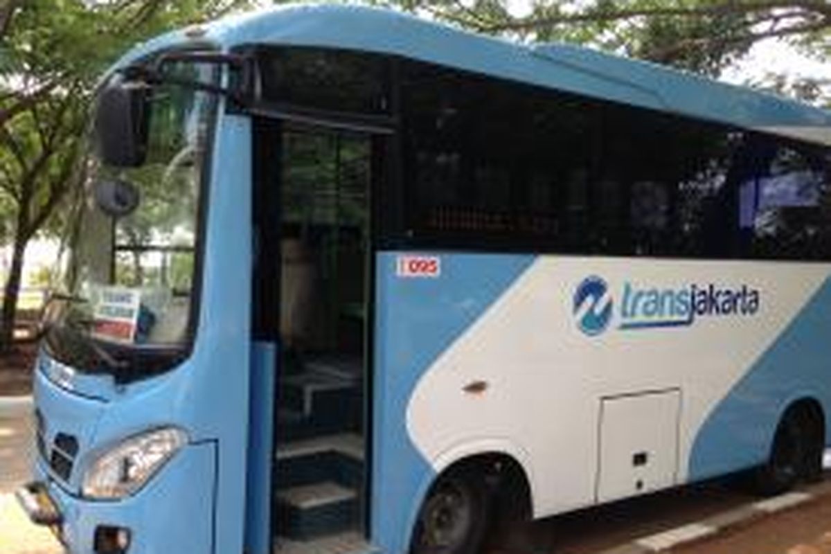 Tampak bus pengumpan atau feeder transjakarta di halte Rusunawa Marunda, Jakarta Utara, Senin (18/1/2016). 





