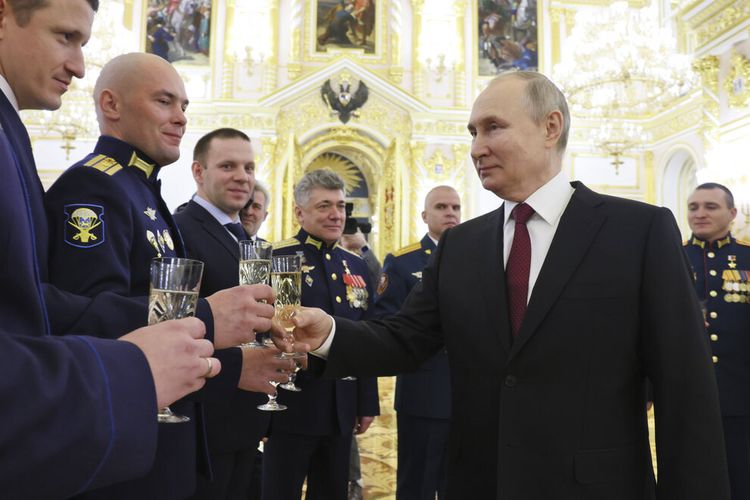 Presiden Rusia Vladimir Putin memberi selamat kepada orang-orang yang dianugerahi medali Bintang Emas Pahlawan Rusia dalam upacara pada malam Hari Pahlawan Tanah Air di Kremlin di Moskwa, Rusia, Kamis, 8 Desember 2022. 