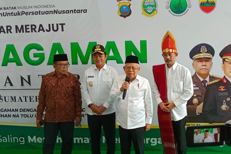 Wakil Presiden Ma'ruf Amin saat menyampaikan keterangan kepada wartawan usai acara Ikrar Merajut Keberagaman Nusantara  dari Sumatera Utara di Gedung Serbaguna, Deli Serdang, Kamis (19/10/2023).  