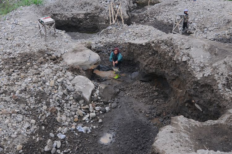 Sejumlah penambang pasir tradisional mengumpulkan pasir di kaki Gunung Merapi, Windu Sabrang, Wonolelo, Sawangan, Magelang, Jawa Tengah, Senin (19/10/2020). Hasil tambang pasir dan batu tradisional tersebut dijual dengan harga Rp150.000 per mobil pick up. 