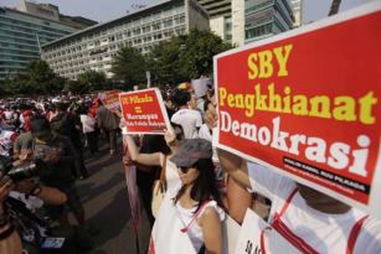 Kontras dan Koalisi Kawal RUU Pilkada berdemonstrasi di Bundaran Hotel Indonesia, Jakarta, Minggu (28/9/2014). Demonstrasi ini merupakan respons atas disahkannya RUU Pilkada menjadi Undang-undang oleh DPR-RI pada sidang paripurna 25 September 2014.