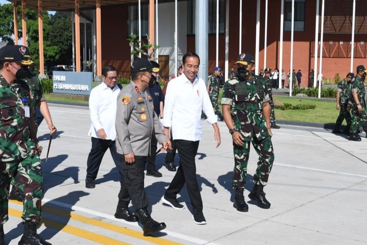 Presiden Joko Widodo saat akan lepas landas dari Lanud Halim Perdanakusuma, Jakarta, menuju Banten pada Selasa (11/4/2023).