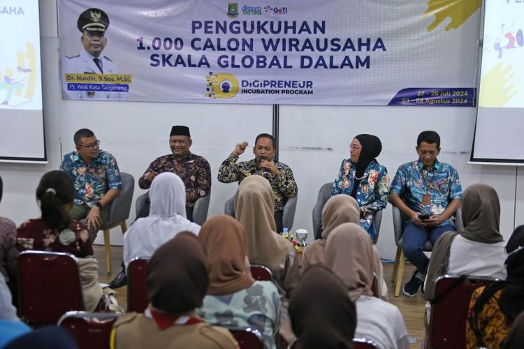 Pemkot Tangerang menyelenggarakan pelatihan sekaligus pengukuhan 1.000 calon wirausaha muda skala global dalam program digitalpreuneur.