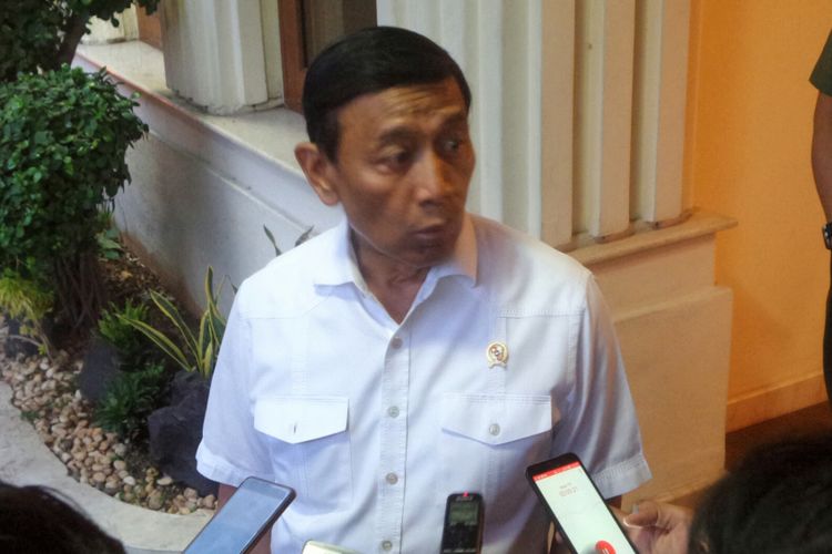 Menteri Koordinator Bidang Politik, Hukum dan Keamanan Wiranto saat ditemui di Kemenko Polhukam, Jakarta Pusat, Senin (11/9/2017). 