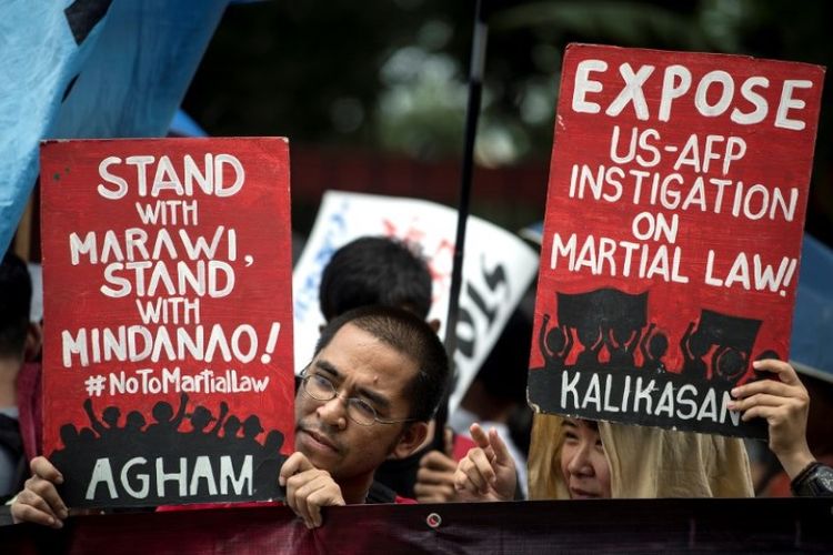 Para aktivis yang menentang pemberlakuan darurat militer di Mindanao menggelar unjuk rasa di luar gedung parlemen Filipina, Sabtu (22/7/2017).