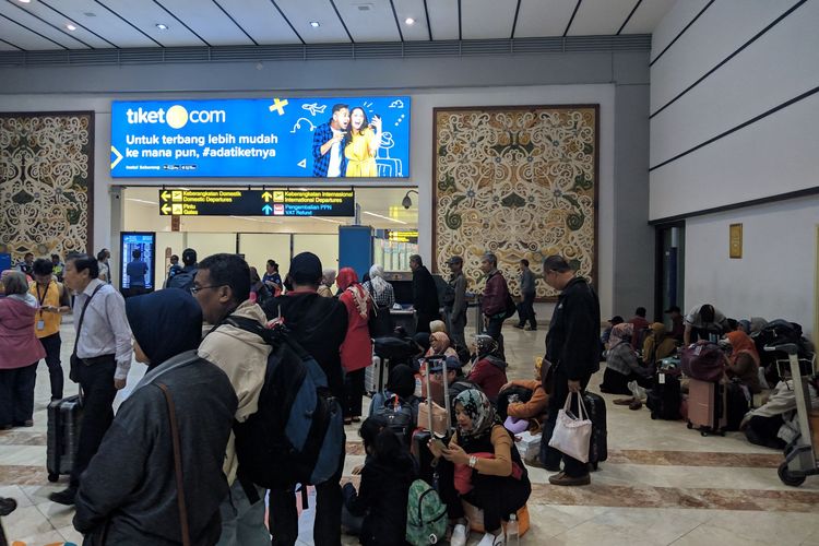 Antrian menumpuk di Terminal 2 Bandara Soekarno-Hatta, Selasa (10/12/2019)