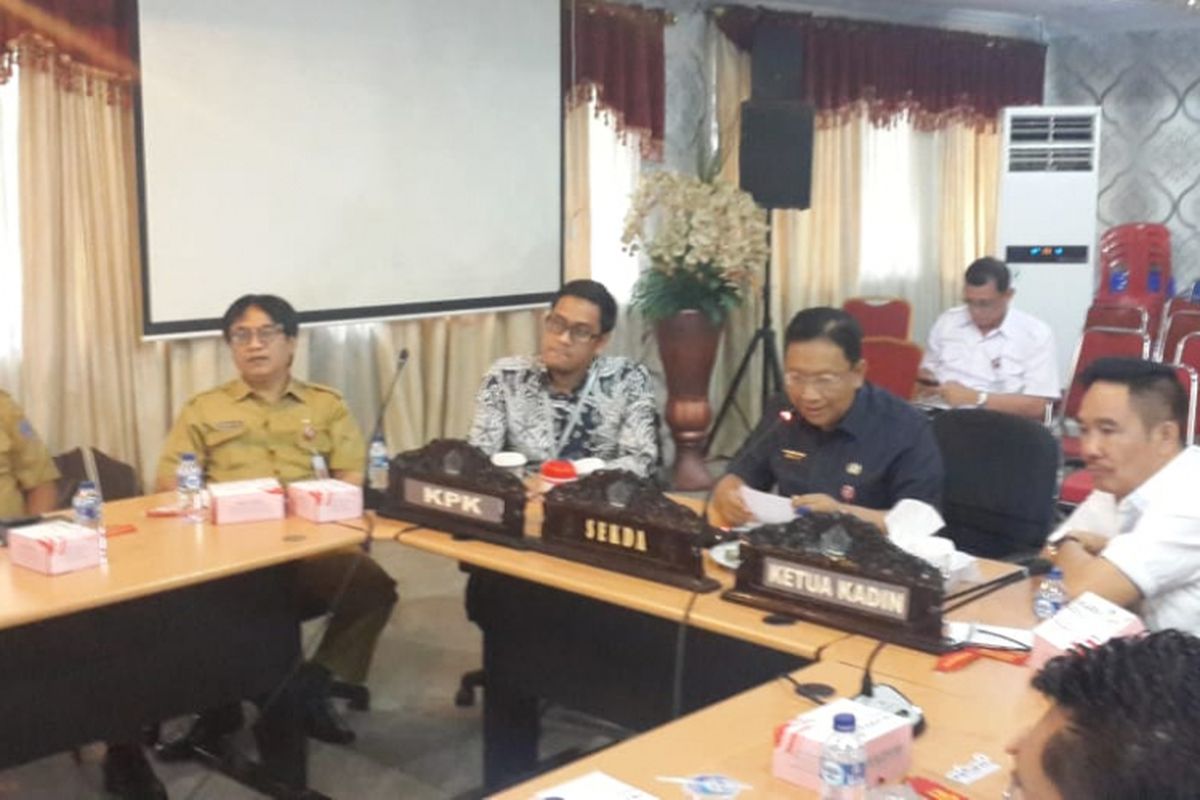 Sekretaris Daerah Provinsi Sulut Edwin Silangen bersama KPK dan para pengusaha di bawah asosiasi Kamar Dagang dan Industri Indonesia (KADIN) Provinsi Sulut mengadakan pertemuan dalam acara Pencegahan Korupsi Sektor Swasta dan Pendampingan Komite Advokasi Daerah (KAD) Anti Korupsi, di Ruang WOC Kantor Gubernur, Selasa (16/10/2018). 