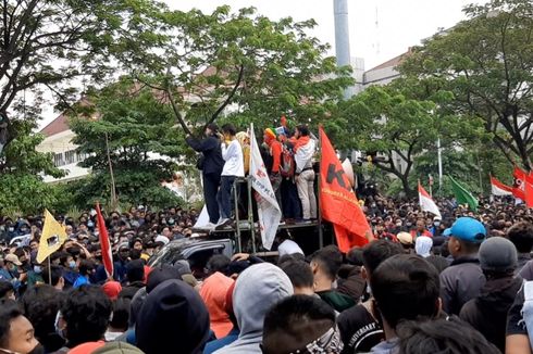  Berjam-jam Menunggu di Kantor Polisi, Orangtua Demonstran Berharap Anaknya Dibebaskan