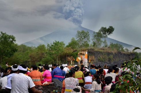 Kamis Pagi, Gunung Agung Kembali Diguncang Gempa Tremor Berkelanjutan