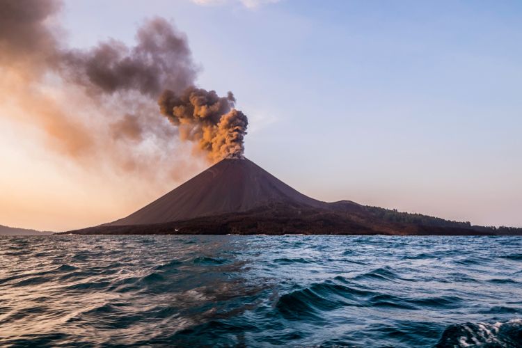 Fakta-fakta Terkini Erupsi Gunung Anak Krakatau…