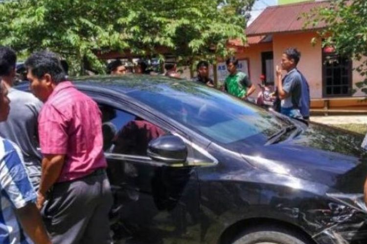 Mobil berisi satu rombongan keluarga yang sedang melintas yang ditembaki oleh oknum diduga polisi di Kota Lubuklinggau, Sumatera Selatan, Selasa (18/4/2017).