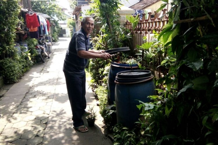 KOMPOS---Harjanto menunjukkan pupuk kompas berbahan dedaunan tanaman yang ditampung di salah satu tong plastik. 