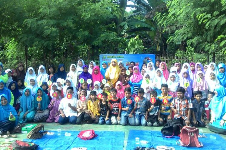 Kegiatan luar ruang (tracking) bertemakan Berpetualang Literasi dengan Kreativitas yang diselenggarakan TBM Ceria Jatibening, Pondok Gede, Bekasi, Jawa Barat, Minggu (7/7/2017). Anak-anak diajak mencintai buku dengan kegiatan bermain yang menyenangkan.