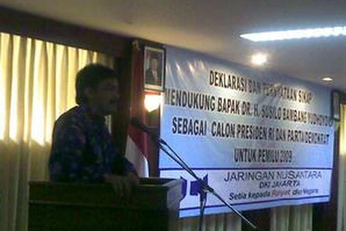 Juru Bicara Kepresidenan Andi Malarangeng menyampaikan orasi politiknya ketika menanggapi dukungan politik Jaringan Nusantara terhadap majunya SBY sebagai capres, di Jakarta, Sabtu (7/2).