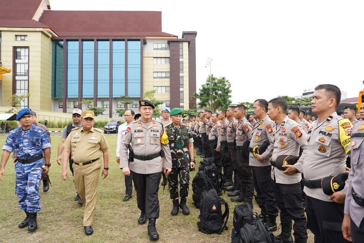 Kapolda Riau Irjen Mohammad Iqbal bersama Gubernur Riau Edy Natar Nasution, saat mengecek kelengkapan petugas sebelum diberangkatkan untuk pengamanan TPS di Riau, Minggu (11/2/2024).