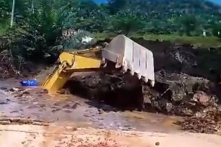 Likuefaksi di Mamuju Tengah, Jalan Ambles dan Ekskavator Tertimbun
