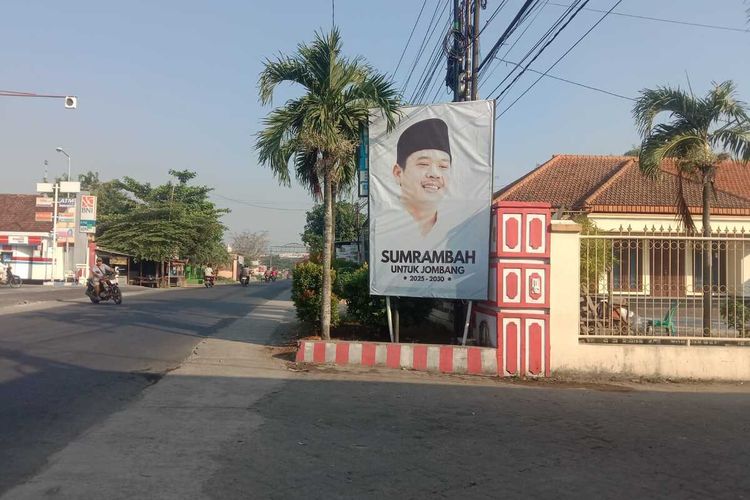 Baliho dengan gambar dan nama Sumrambah, terpasang di tepi ruas jalan Kabupaten Jombang.