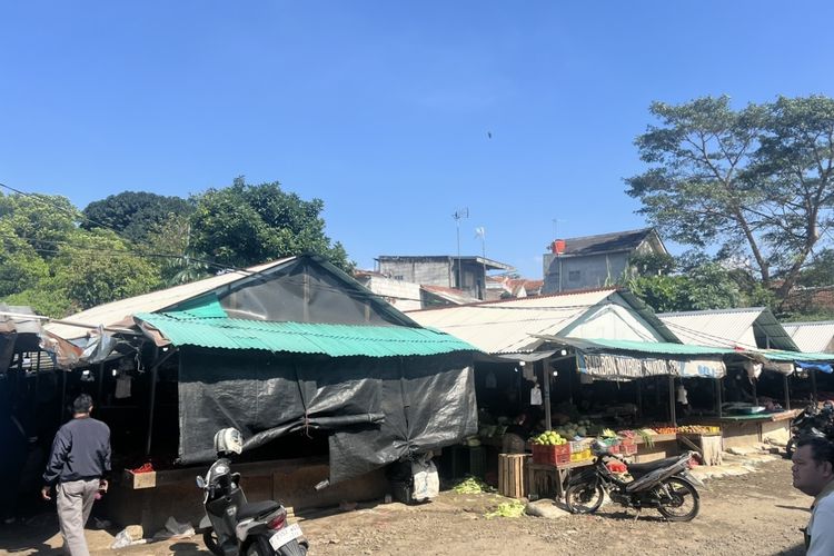 Sejumlah pedagang kaki lima (PKL) yang berjualan di tempat penampungan sementara (TPS) Pasar Jambu Dua, Kecamatan Bogor Utara, Kota Bogor mengeluh sepi pembeli.