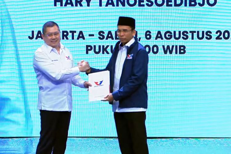 Ketua Umum Partai Persatuan Indonesia (Perindo) Hary Tanoesudibjo melantik mantan Gubernur Nusa Tenggara Barat Zainul Majdi atau Tuan Guru Bajang (TGB) sebagai ketua harian nasional Partai Perindo periode 2022-2027, Sabtu (6/8/2022). 
