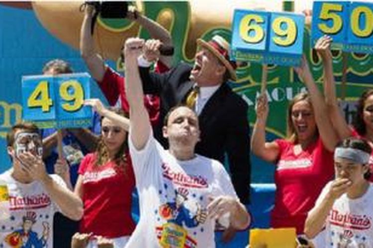 Joey Chestnut memecahkan rekor dunia makan 69 hot dog.