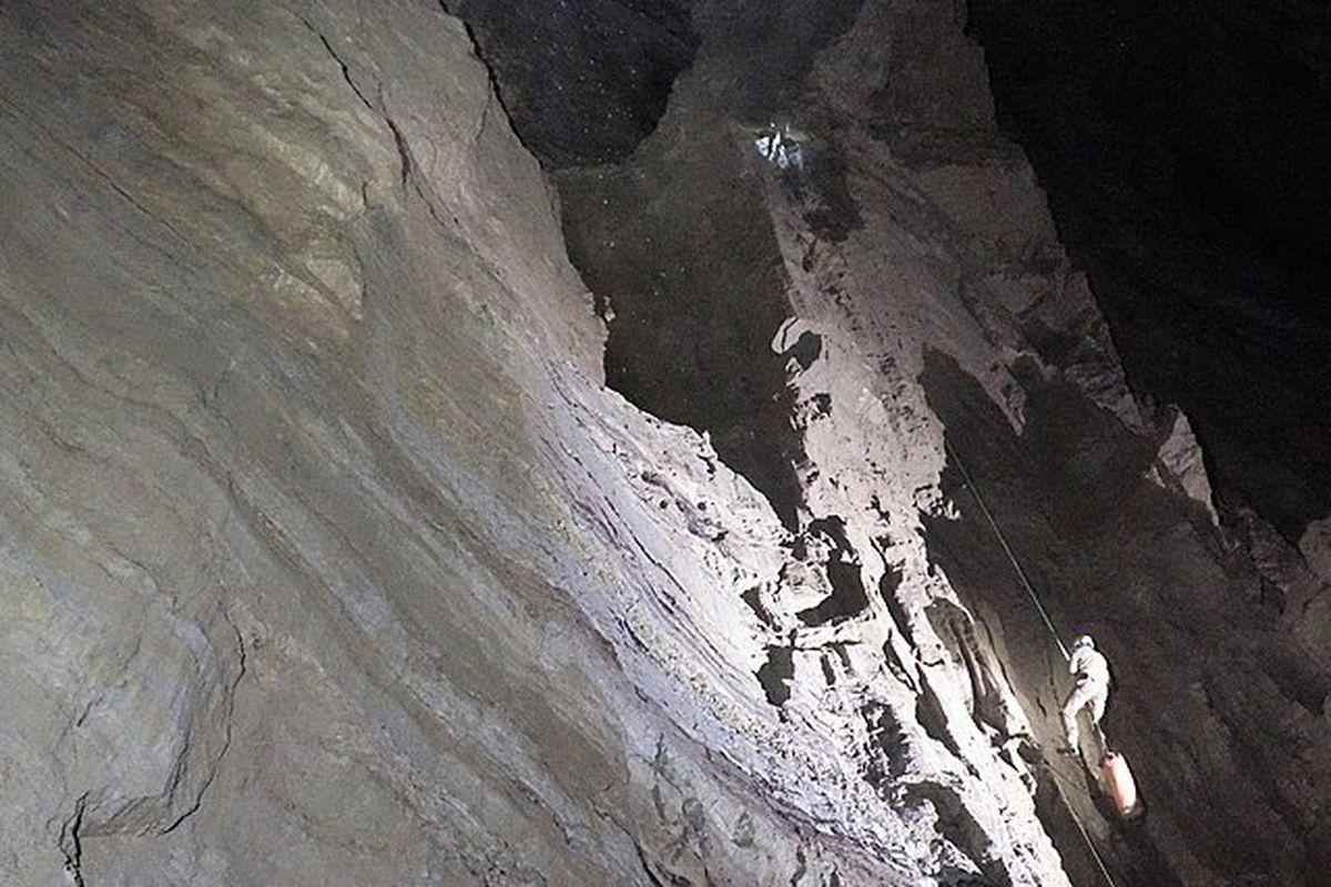 Pavel Demidov dari tim Perovo-speleo (Moskow, Rusia) naik ke lubang Babatunda, lubang terbesar (155m) dari Gua Veryovkina.