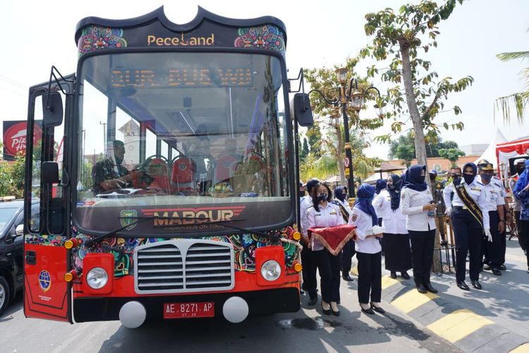 Inilah armada Madiun Bus On Tour (Mabour) yang siap mengantar gratis wisatawan keliling menikmati keindahan Kota Madiun. Wali Kota Madiun, Maidi melaunching bus wisata gratis di Balaikota Madiun, Selasa (14/7/2020).