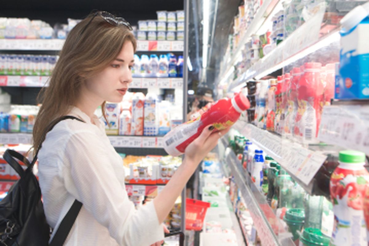 Membaca label nutrisi pada kemasan membantu kita memilih minuman dengan kadar gula lebih minim.