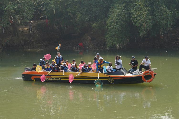 Bank DBS Indonesia berkolaborasi dengan komunitas Bank Sampah Sungai Cisadane (Banksasuci) di daerah Cihuni, Kabupaten Tangerang, Banten, untuk membersihkan bantaran sungai Cisadane, menanam pohon, membuat lubang biopori, dan memberikan literasi finansial kepada siswa-siswi SDN Pakulonan Barat I Kabupaten Tangerang.