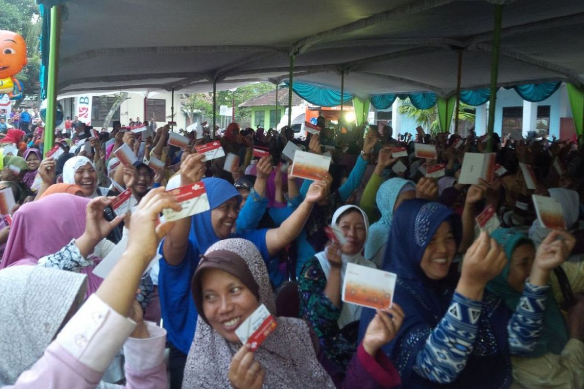 Menteri Sosial RI Khofifah Indar Parawansa menghadiri kegiatan Penyaluran Bantuan Sosial Non Tunai Program Keluarga Harapan (PKH) di Halaman Kantor Kecamatan Banyubiru Kabupaten Semarang, Jumat (21/7/2017) sekitar pukul 17.00 wib