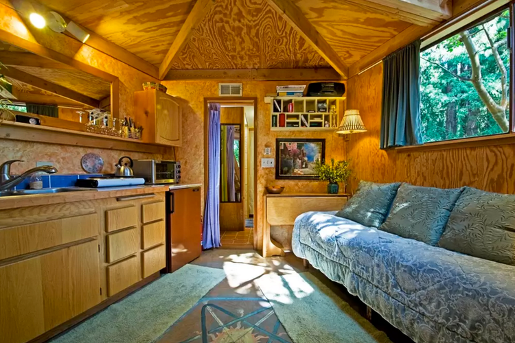 Interior rumah kabin kayu dari rumah penyewaan Airbnb yang populer. 