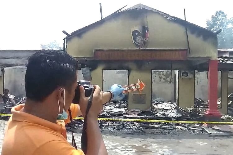 Salah seorang petugas INAFIS Polres Ogan Ilir sedang melakukan identifikasi kejadian kebakaran yang melanda Polres Ogan Ilir Senin (17/2/2020)