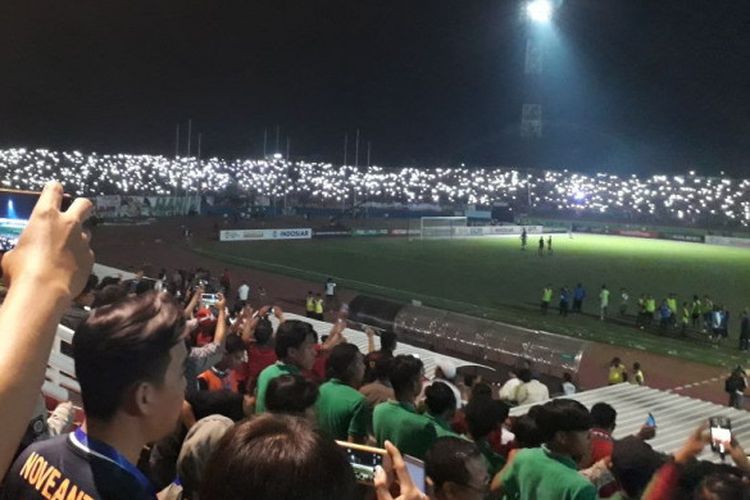Suasana Stadion Gelora Delta Sidoarjo jelang drama adu penalti pada semifinal Piala AFF U-19 2018 antara Malaysia dan Indonesia, Kamis (12/7/2018).