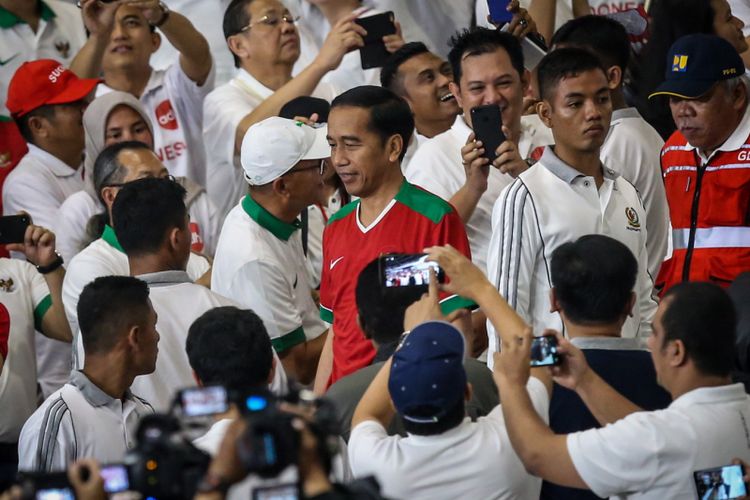 Presiden Joko Widodo hadir saat pertandingan persahabatan Indonesia melawan Islandia di Stadion Gelora Bung Karno, Jakarta, Minggu (14/1/2018). Indonesia kalah 1-4 melawan Islandia.