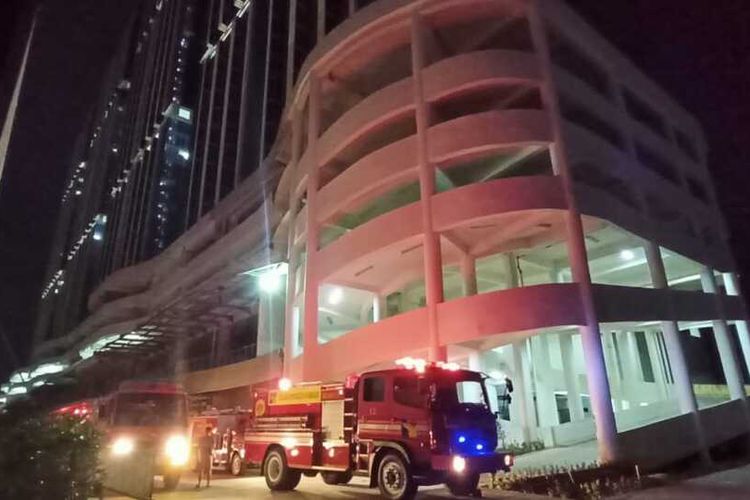 Tower Empat Lantai 55 Pollux Habibie dibilangan jalan Laksamana Bintan, Batam Center dilalap sijago merah, kejadian terjadi sekitar pukul 22.00 WIB, Rabu (12/10/2022) malam tadi.