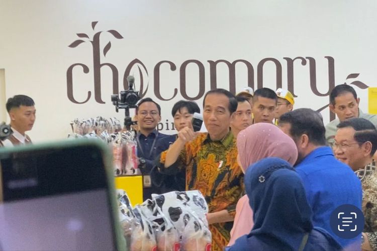 Presiden Joko Widodo saat mengunjungi booth Chocomory di Pekan Raya Jakarta (PRJ) 2023 di Jakarta International Expo Kemayoran, Jakarta Pusat pada Rabu (14/6/2023).