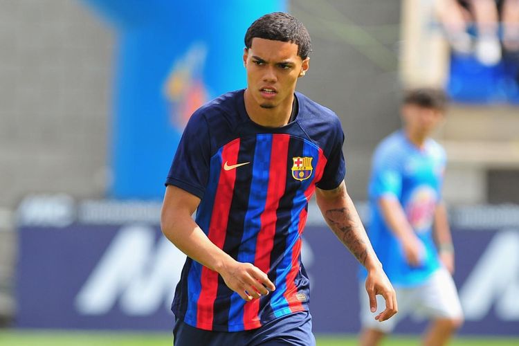 Anak Ronaldinho, Joao Mendes de Assis Moreira, mulai menarik perhatian dengan aksi-aksinya di tim Juvenil A (U19) Barcelona. 