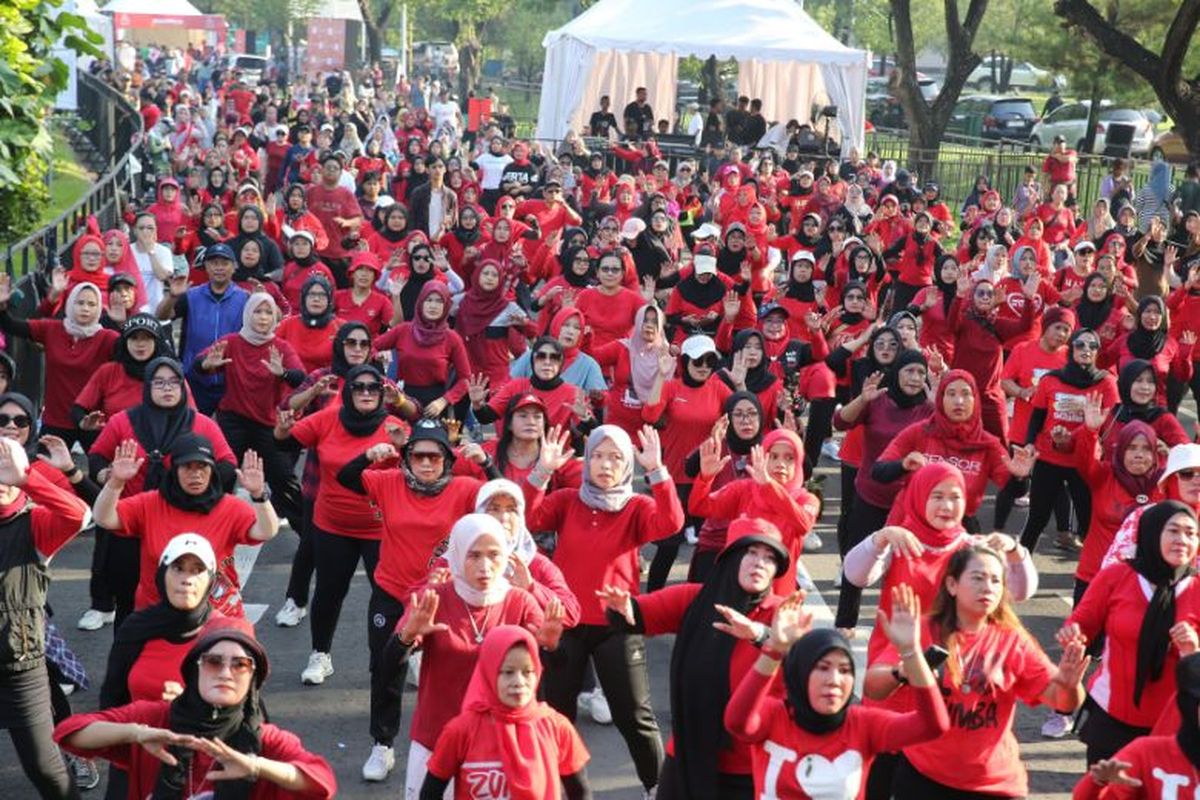 Para peserta antusias mengikuti senam zumba pada acara Daihatsu Kumpul Sahabat Bekasi.