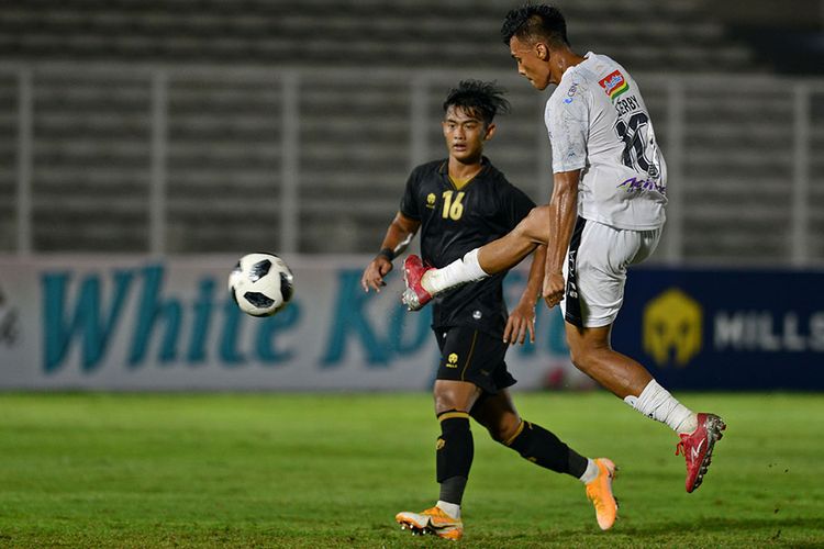 Pesepak bola Bali United Lerby Eliandry (kanan) menembakkan bola dengan dibayang-bayangi pesepak bola Tim Nasional (Timnas) U-23 Pratama Arhan dalam pertandingan uji coba di Stadion Madya, Gelora Bung Karno (GBK), Jakarta, Minggu (7/3/2021). Pertandingan dimenangkan Timnas U-23 dengan skor 3-1.