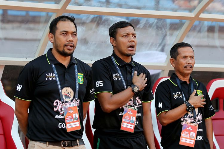 Manajer Persebaya Surabaya Candra Wahyudi (kiri) bersama pelatih Djadjang Nurdjaman (kanan).
