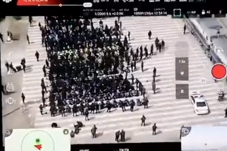 Tangkapan layar dari sebuah video di Twitter yang diduga sebagai kamp kerja paksa di Xinjiang.