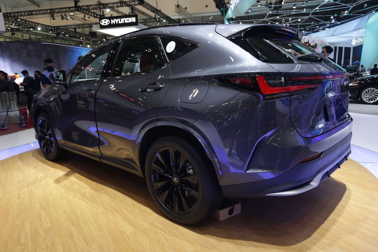 Lexus NX PHEV dipamerkan di ajang Gaikindo Indonesia International Auto Show (GIIAS) 2022 di ICE BSD, Tangerang, Sabtu (13/8/2022).